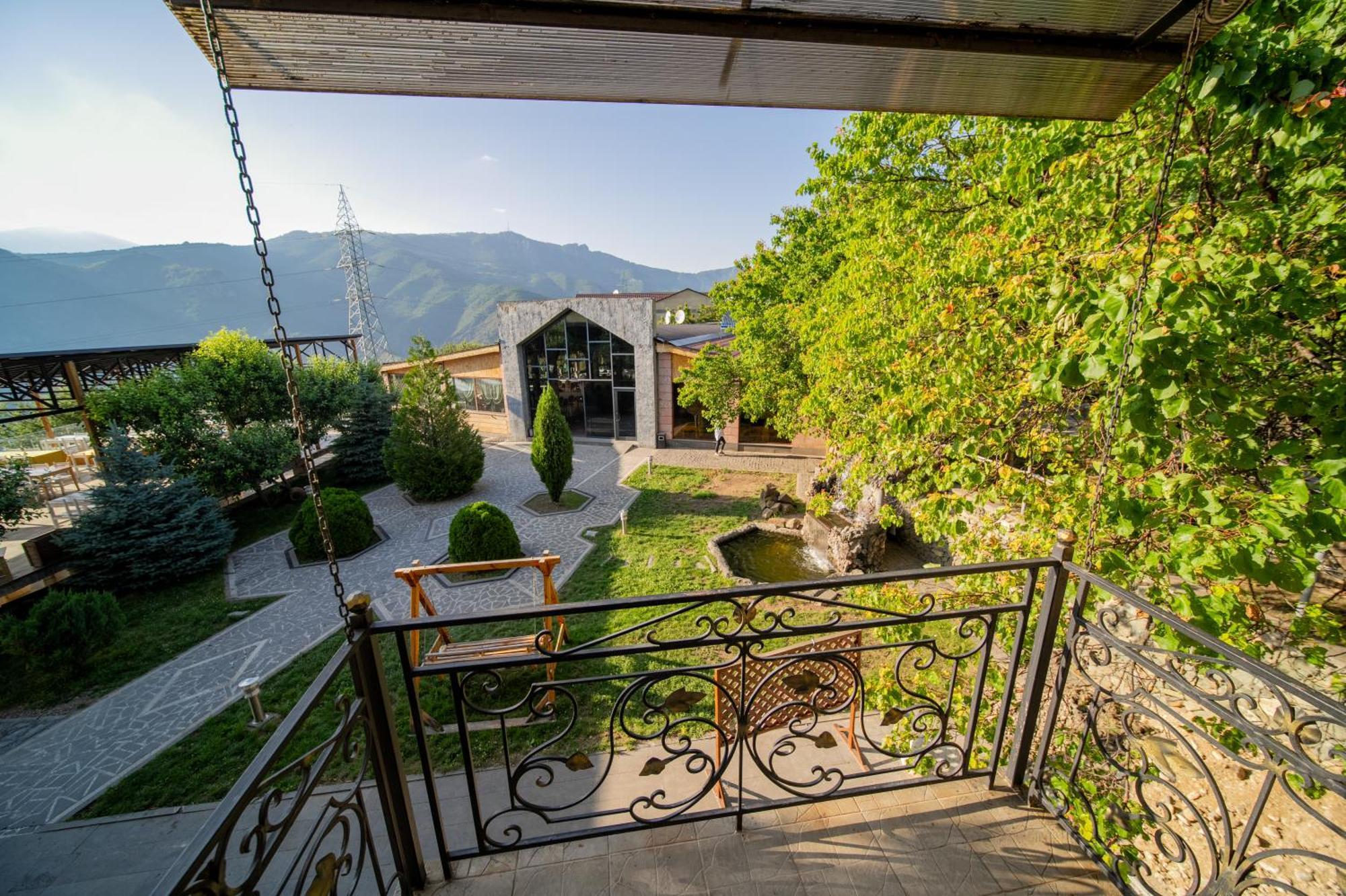 Kefilyan Family Hotel Sanain Buitenkant foto