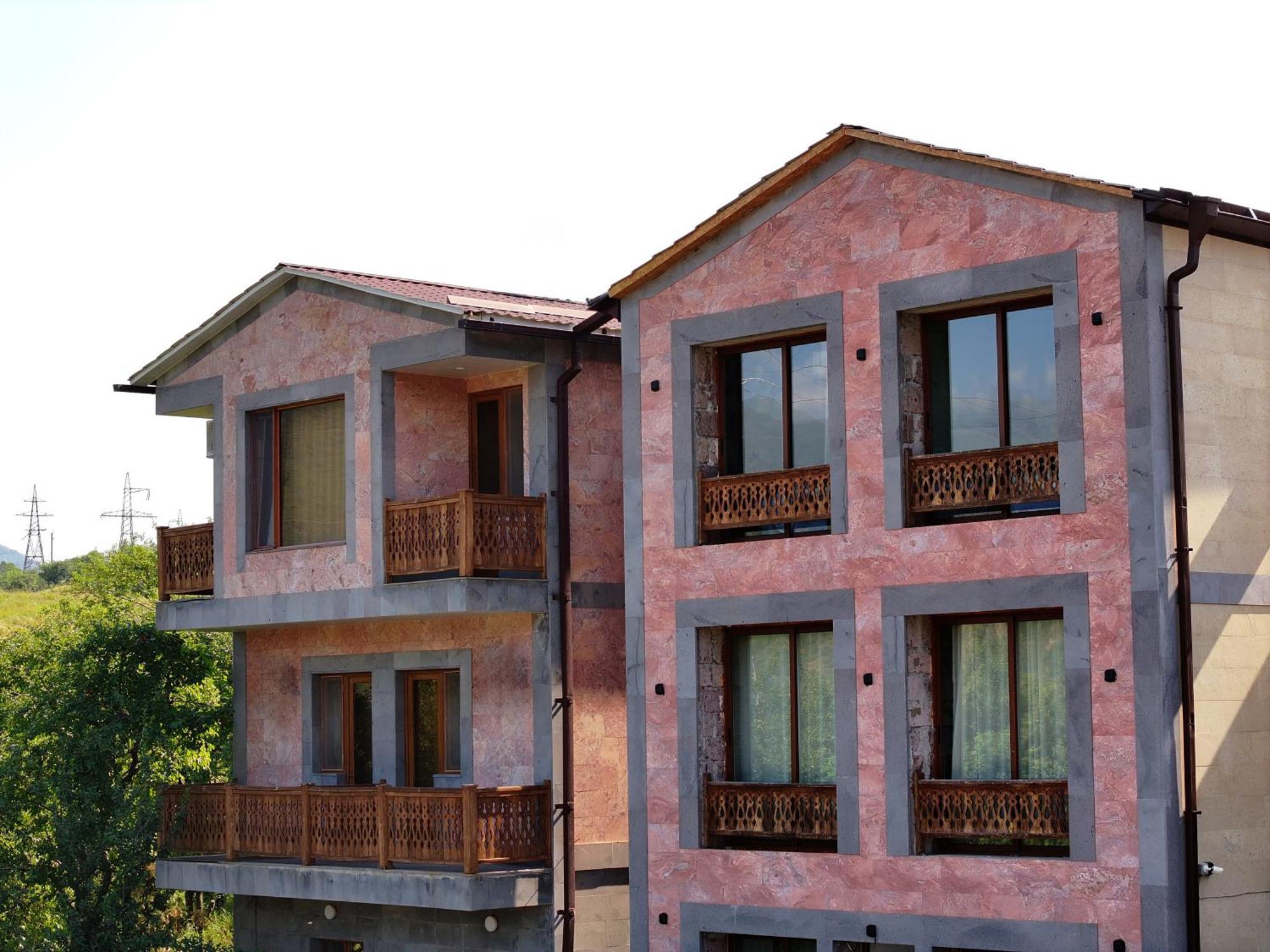 Kefilyan Family Hotel Sanain Buitenkant foto