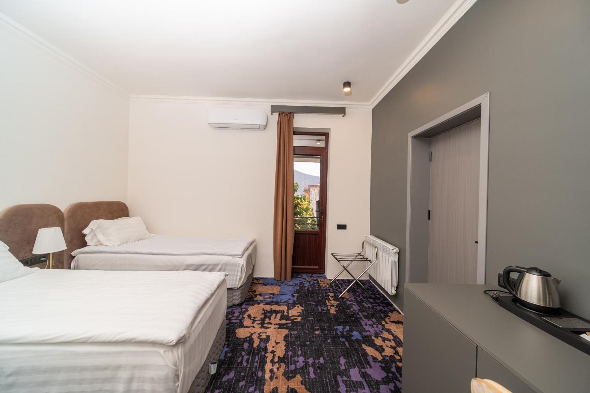 Kefilyan Family Hotel Sanain Buitenkant foto